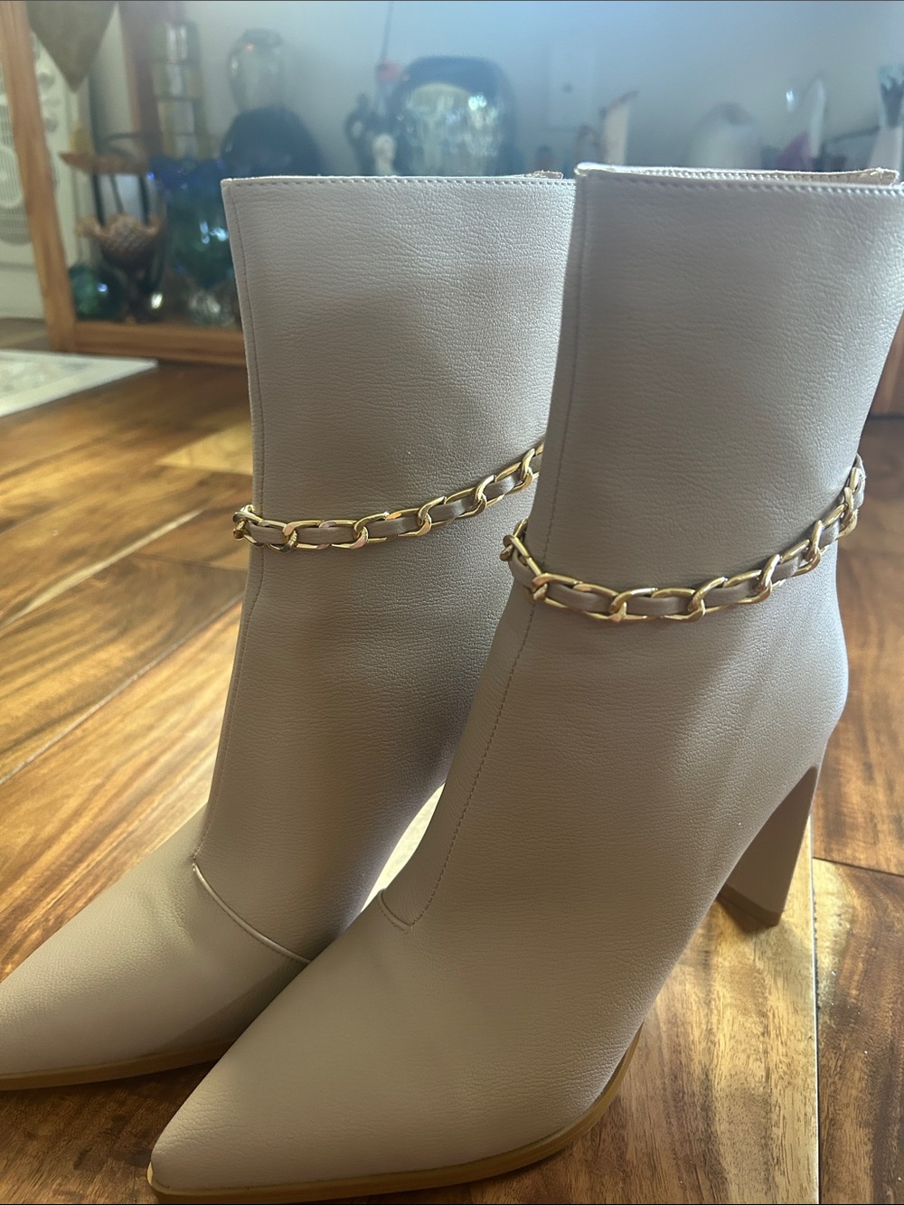 BILLINI size 10 Beige Pointed-Toe Ankle Boots with Gold Chain (classy)